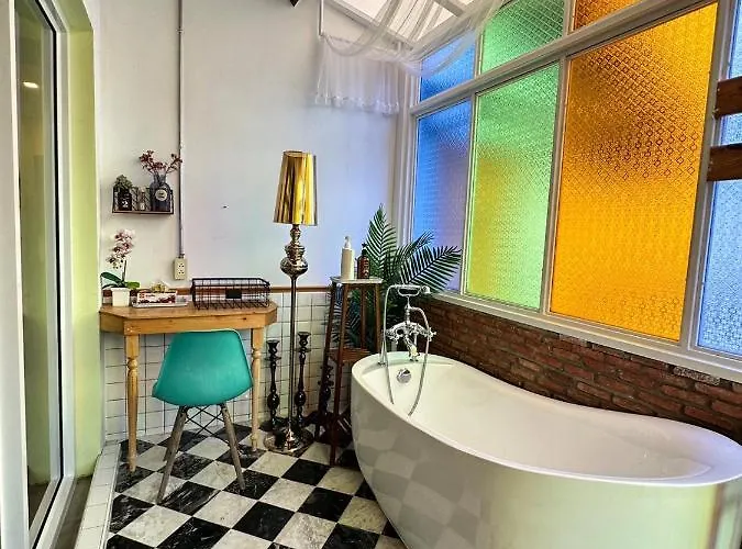 ゲストハウス T-house Bkk 2floors Near Bts With Swimming Pool And Free Wifi 4*