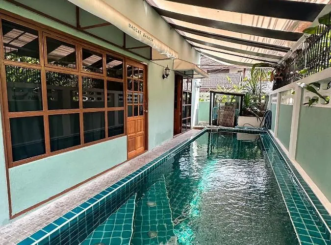 ゲストハウス T-house Bkk 2floors Near Bts With Swimming Pool And Free Wifi
