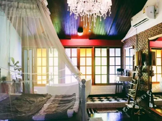 ゲストハウス T-house Bkk 2floors Near Bts With Swimming Pool And Free Wifi 4*