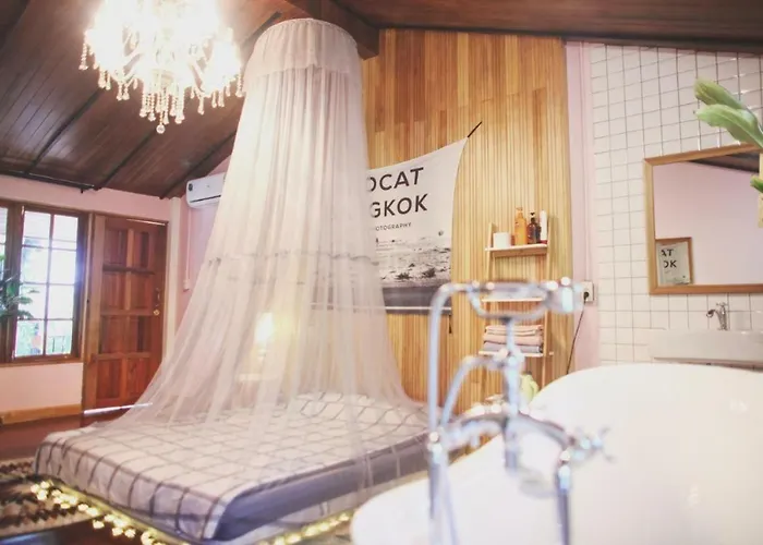 ゲストハウス T-house Bkk 2floors Near Bts With Swimming Pool And Free Wifi